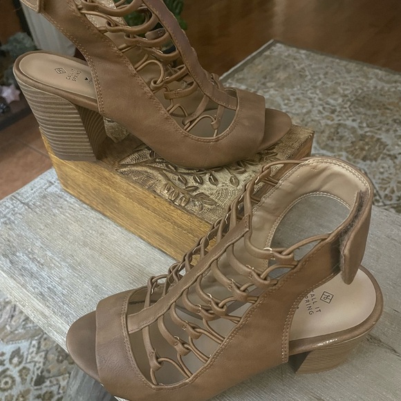 Call it Spring 7.5 heels - Picture 1 of 4